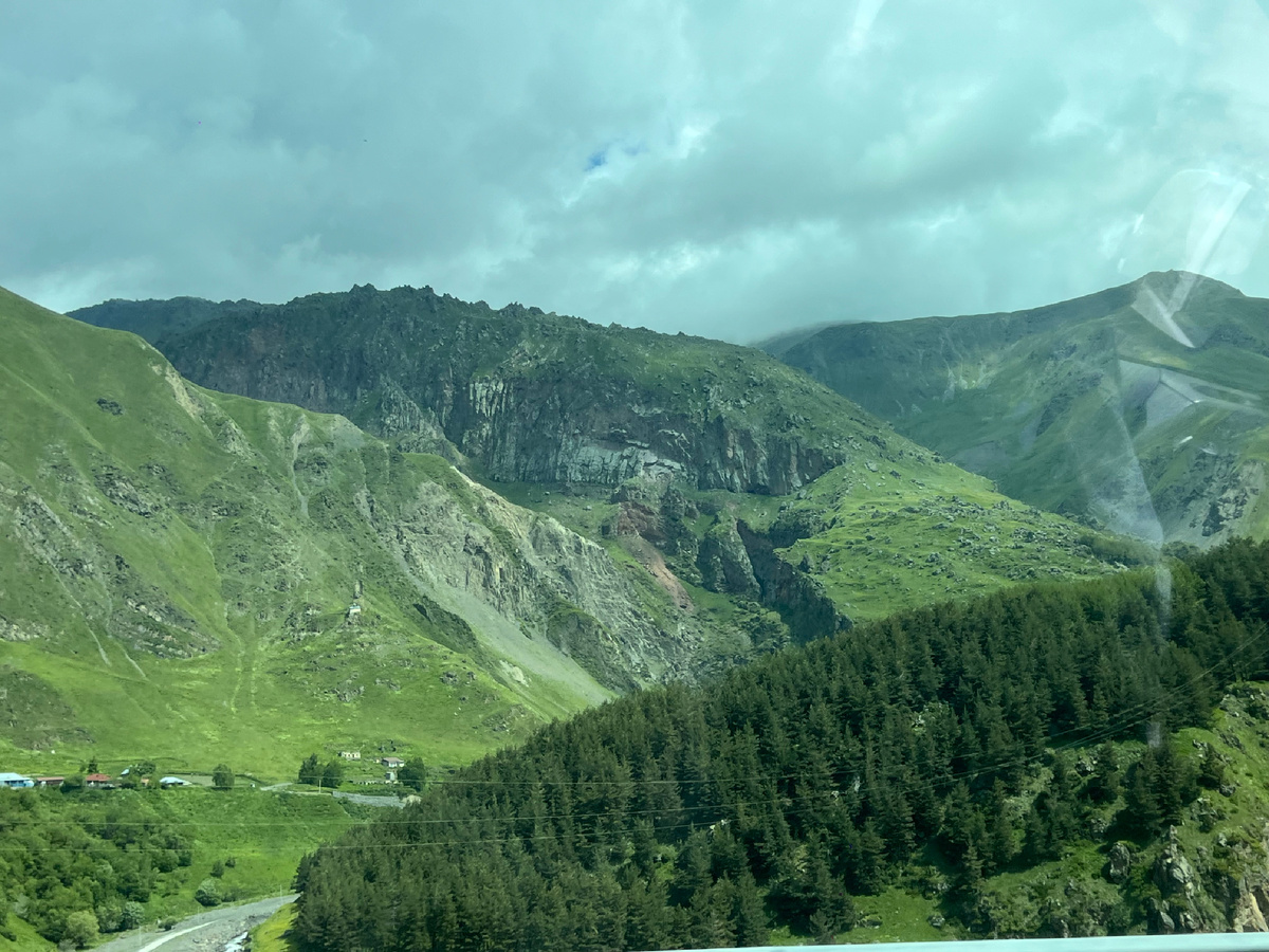 Настоящая красота началась за перевалом. Ближе к России. Фото автора.