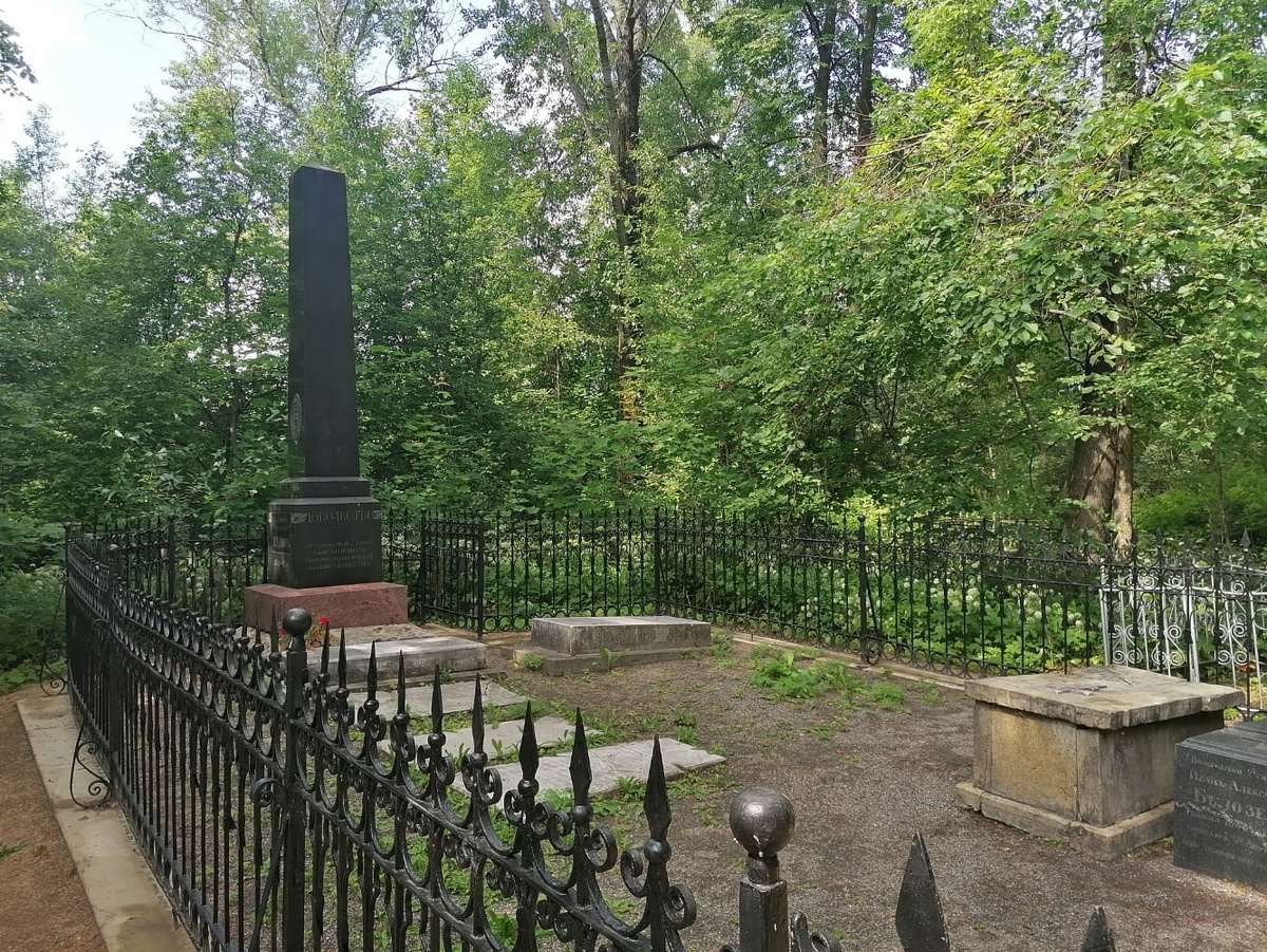 Могила Леденцова в семейном захоронении Белозеровых (семья жены). Фото автора. 