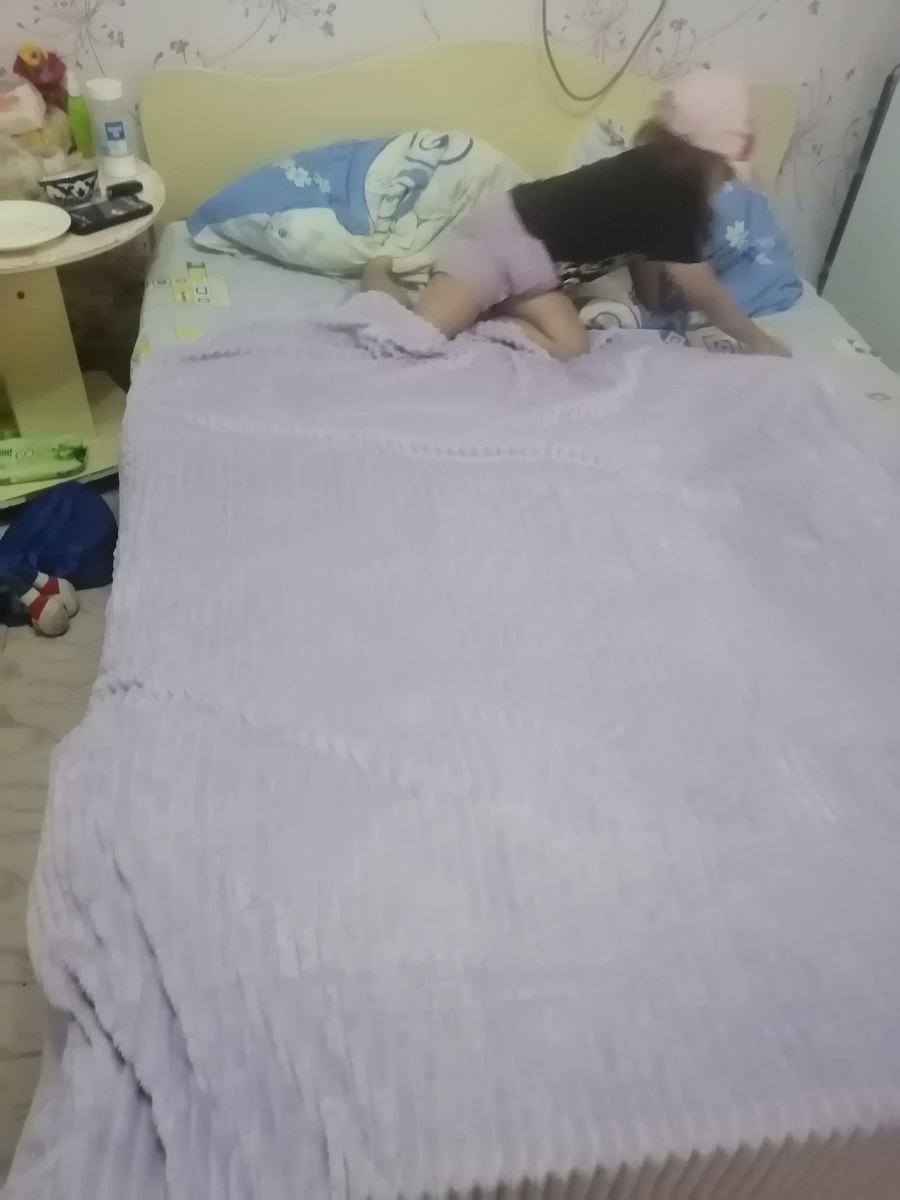 Лизок плед растилает. 