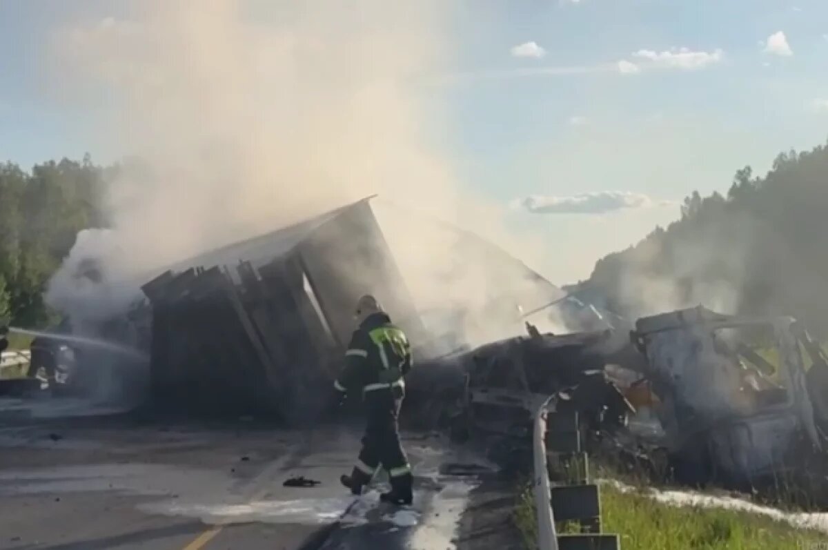    Дорога воспламенилась из-за разлившегося по ней бензина.