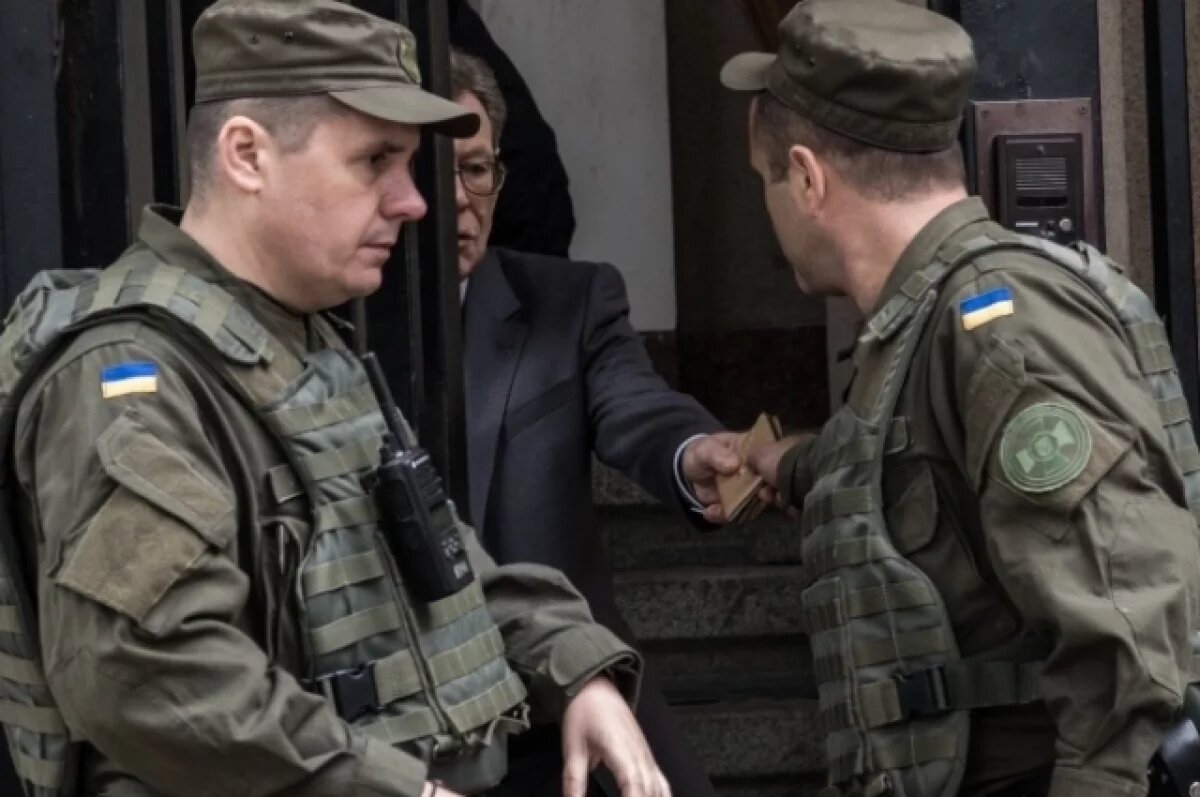    Экс-замначальника Генштаба ВСУ Игорь Романенко заявил, что из-за провала мобилизации в окопы надо загнать 140 тысяч военных пенсионеров.