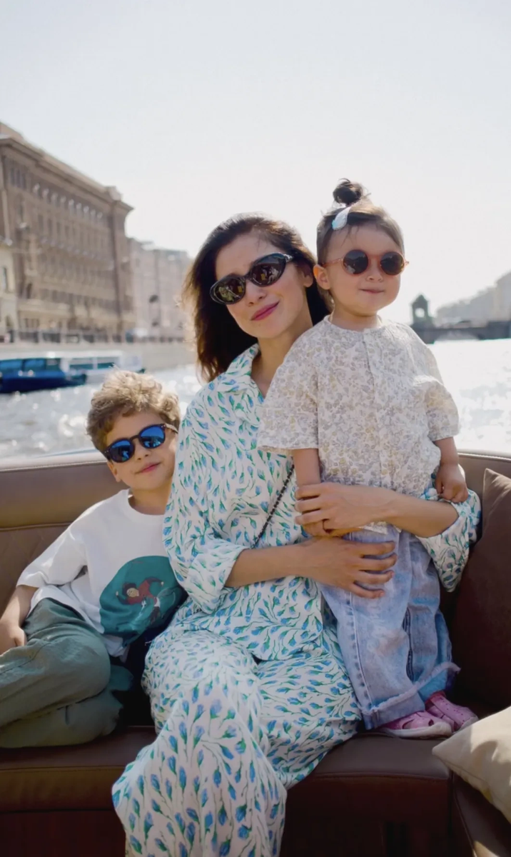    Равшана Куркова с детьми