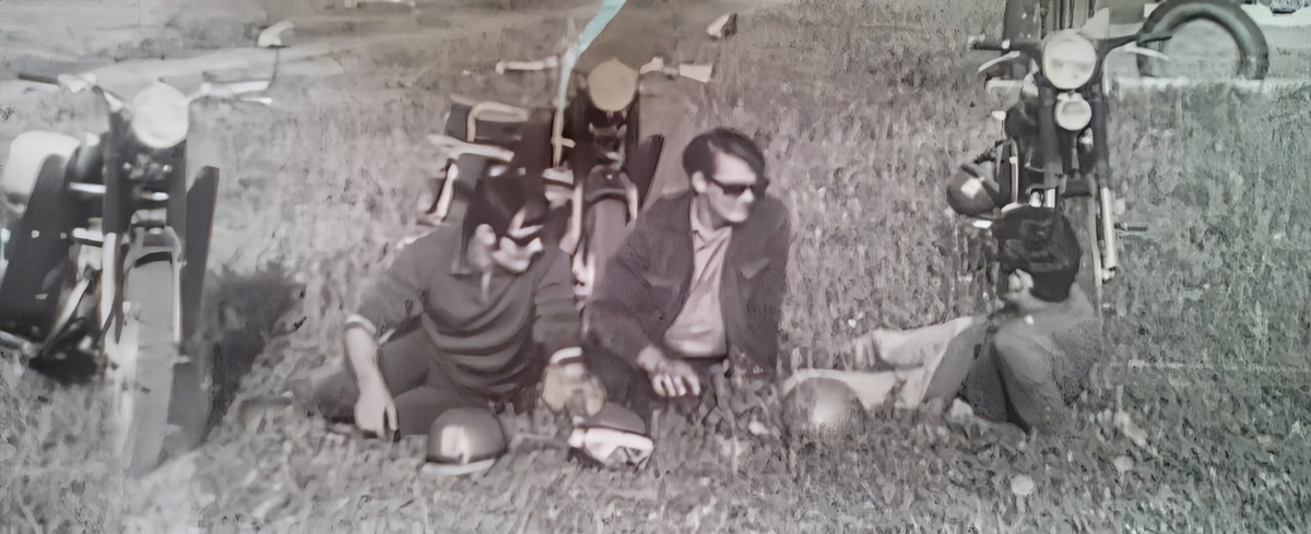 А вот и мы, Мишель в центре. Правда к этому времени у меня уже ЯВА 350 была.. Зачем они мне были нужны, мотоциклы? Ездить, как оказалось, было некуда.. Фото М. Коваленко