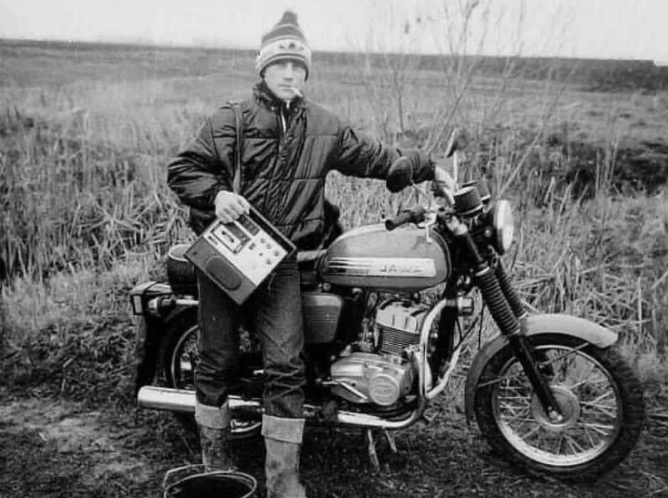 Модная шапка "петушок", кассетник и конечно "Ява", что еще нужно для советского счастья