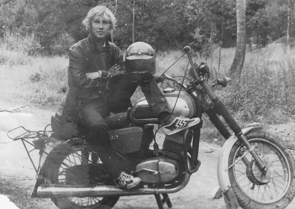 Любимый мотоцикл и кроссовки с молниями. Носили такие?