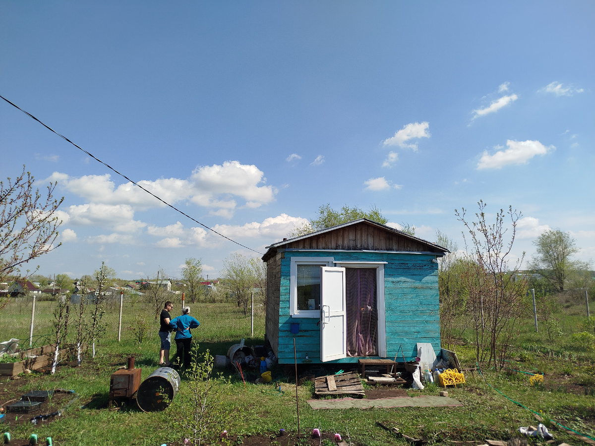 Вот к этому домику, стоят весной обсуждают размеры будущей веранды