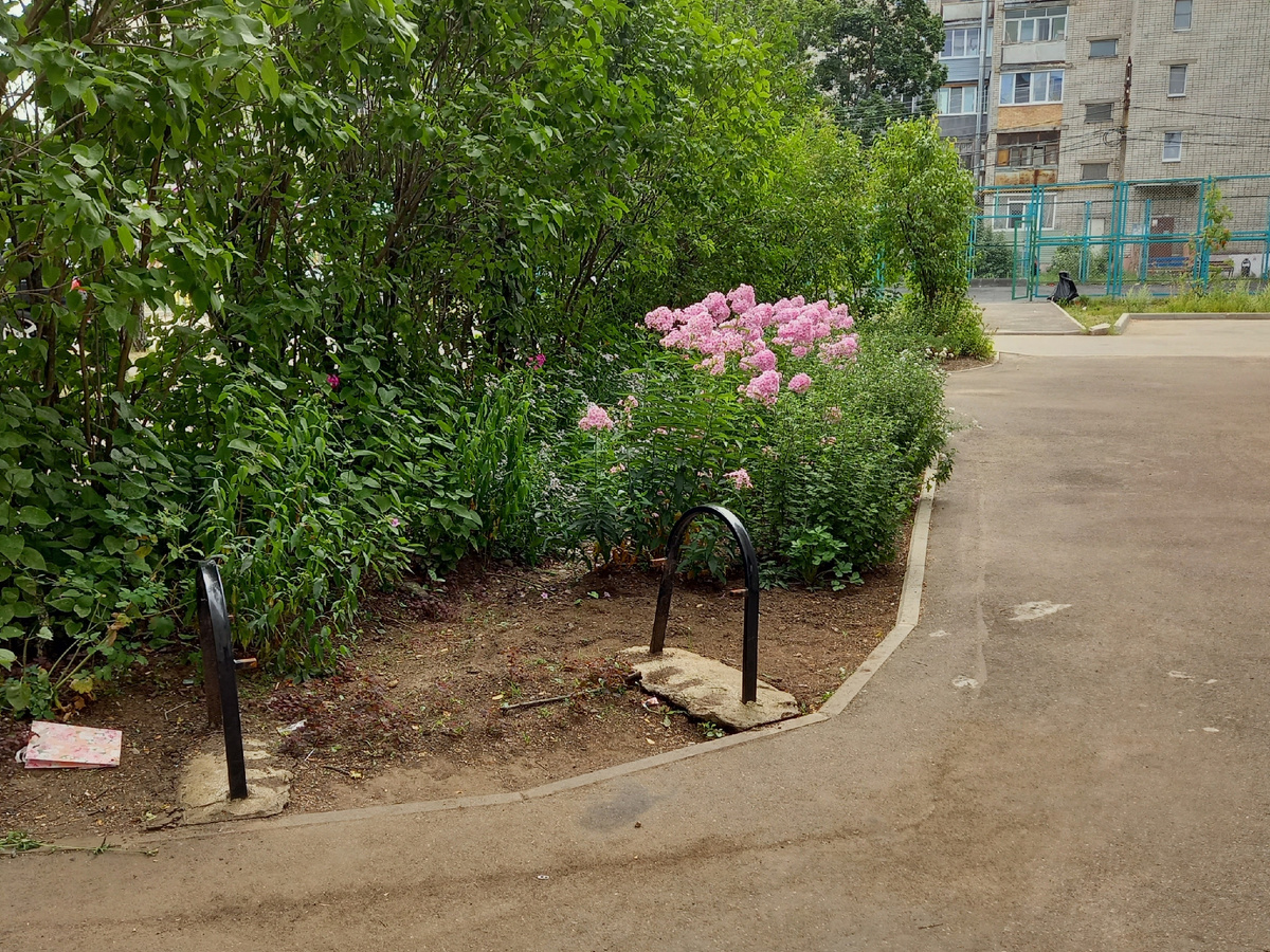 Все, что осталось от лавочки. Фото автора.