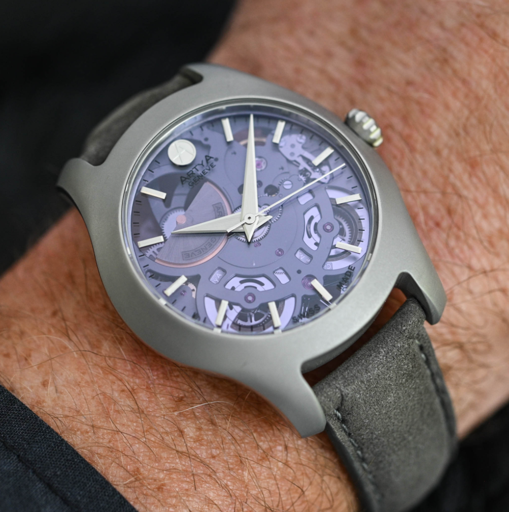 Краткие характеристики:
Размер: 40 мм × 13 мм
Корпус: натуральный или DLC-покрытый титан 5-го класса либо сапфировое стекло
Дизайн: скульптурный «волнообразный»
Стекло: сапфировое спереди и сзади
Водозащита: 30 или 50 м
Циферблат: прозрачный или тонированный сапфир, элементы из натурального камня
Маркеры и стрелки: полированные, нанесённые
Механизм: ArtyA AMR-02, собственный микро-роторный автомат от Telos
Частота баланса: 28 800 полуколебаний в час
Запас хода: 82 часа
Ремешок: нубук с классической застёжкой
Лимит: 99 экземпляров на конфигурацию
Цена: от 19 100 до 42 600 евро