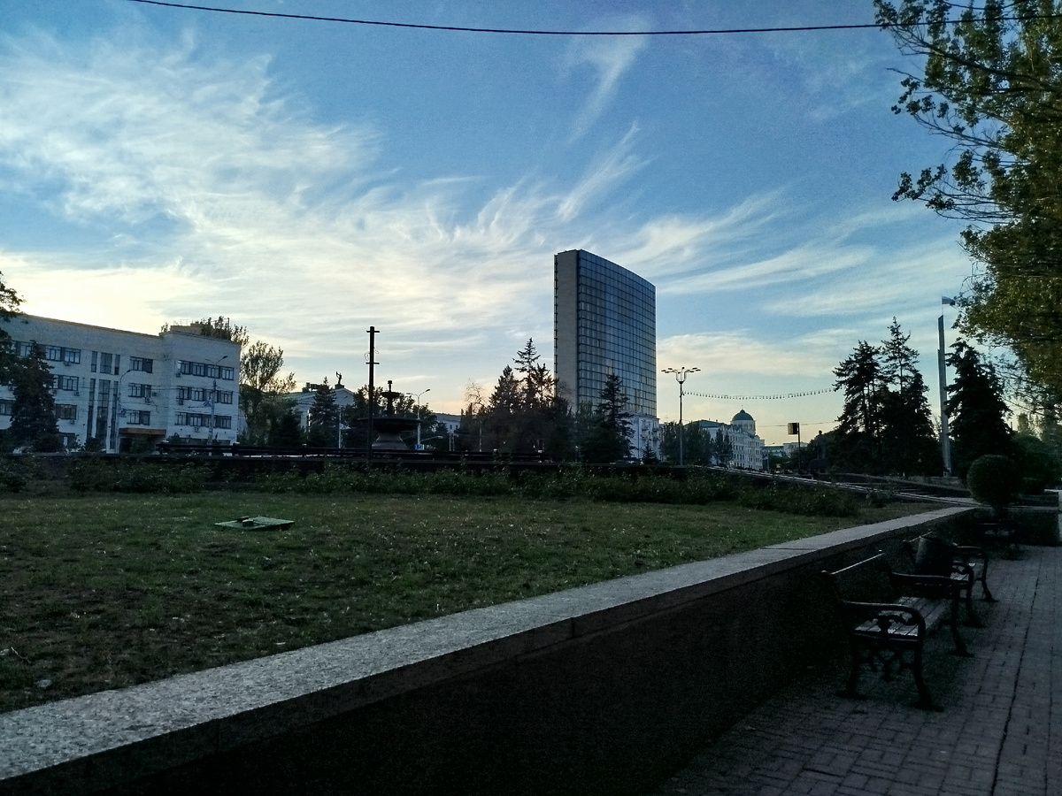 На подходе к площади имени Ленина. Синий астрономический час, летний закат и бизнес центр "Пушкинский".