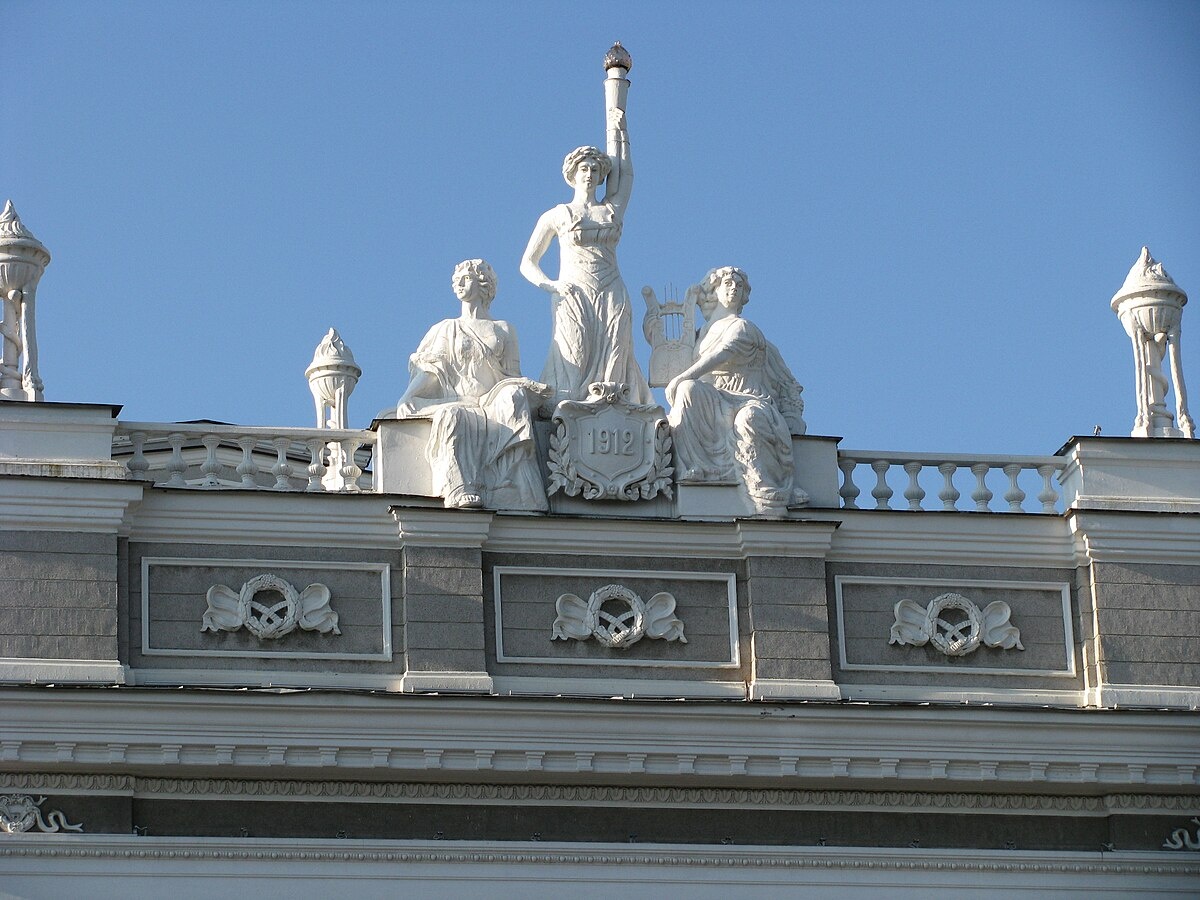 Декор на крыше, музы. Автор фото: Л.Федорова