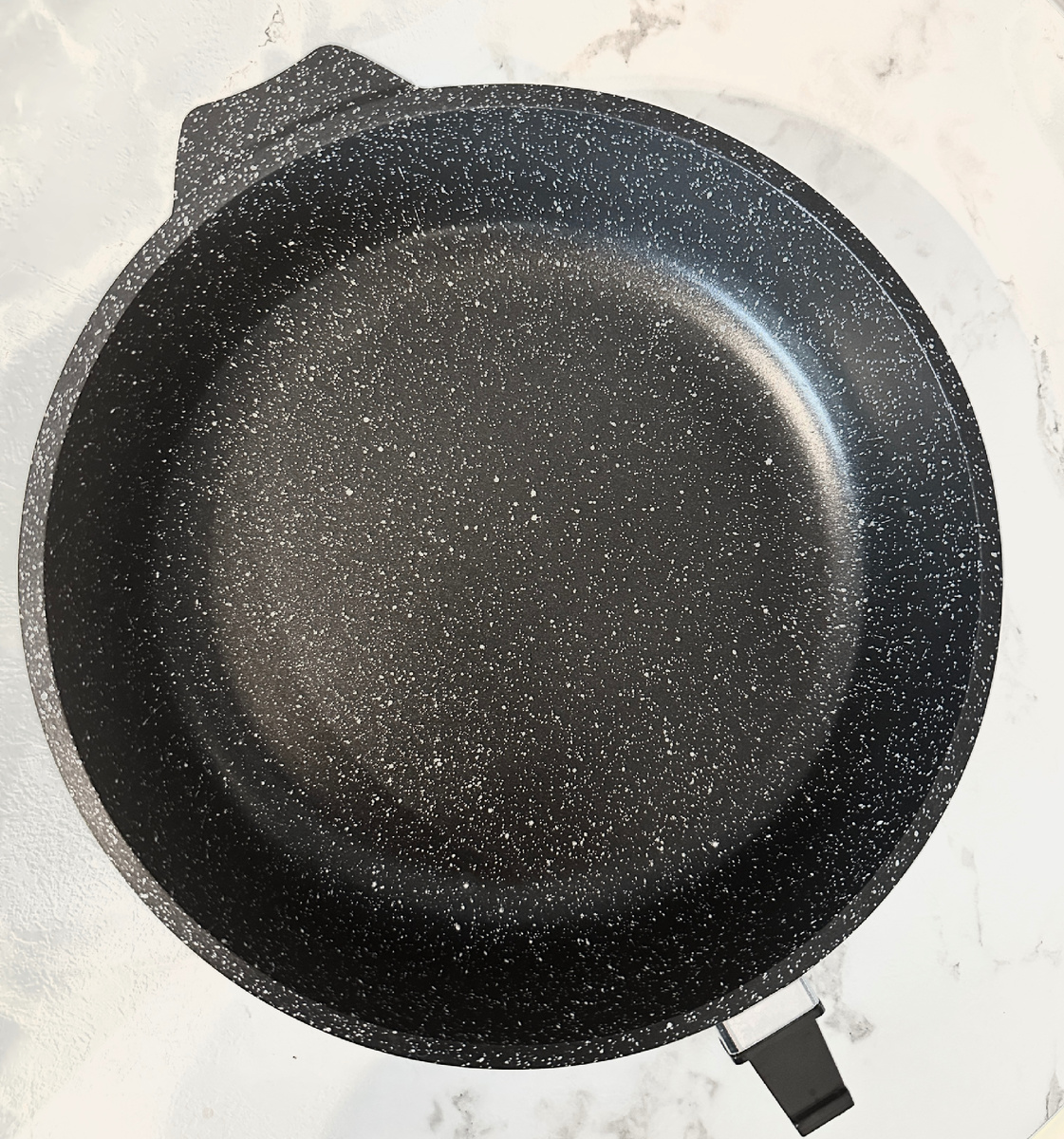 Сковородка Мечта. Ручка с’емная, как мне и надо. Мне кажется, ручка недостаточно плотно насаживается, но, может, это мне кажется 