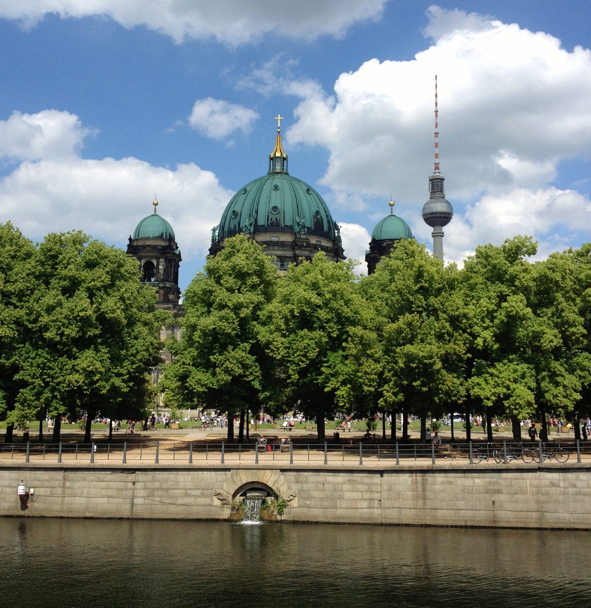 Люстгартен. Рядом Берлинский собор
