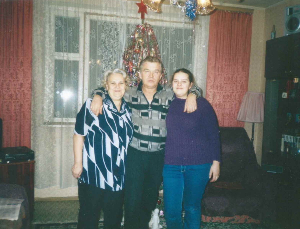 Я с родителями, примерно 2003 год, я училась в 11 классе.