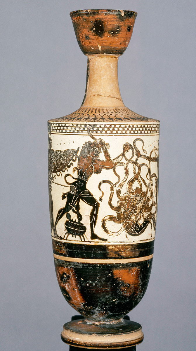 Геракл и гидра Лерны
Противостояние и убийство гидры болот Лерны, многочисленного монстра, терроризировавшего регион озера Лерна, было вторым трудом, навязанным Гераклу Эврисфеем, королём Арголида. Дизайн на этом лекифосе (небольшая ваза с узкой шеей, содержащая душистое масло для нанесения на тело) показывает, как Геркулес с помощью своего племянника Иолауса атакует головы гидры, которые, будучи однажды отрезанными, отрастают. Аттический белоснежный лекифос, ок. 524 г. до н. Малибу, Музей Дж. Пола Гетти.