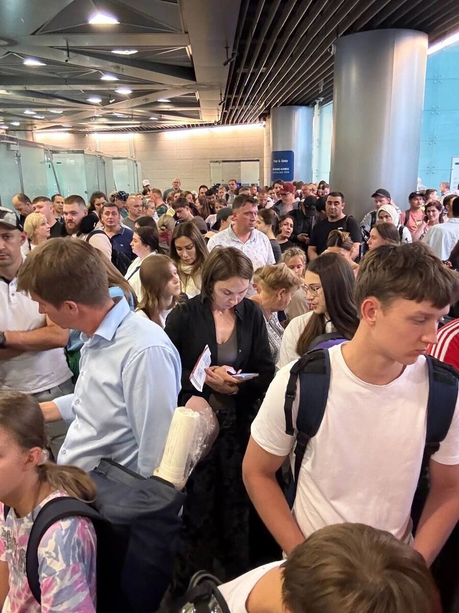 Без воды и свежего воздуха: по информации СМИ, людям в очередях становится плохо. Фото: Москва Live