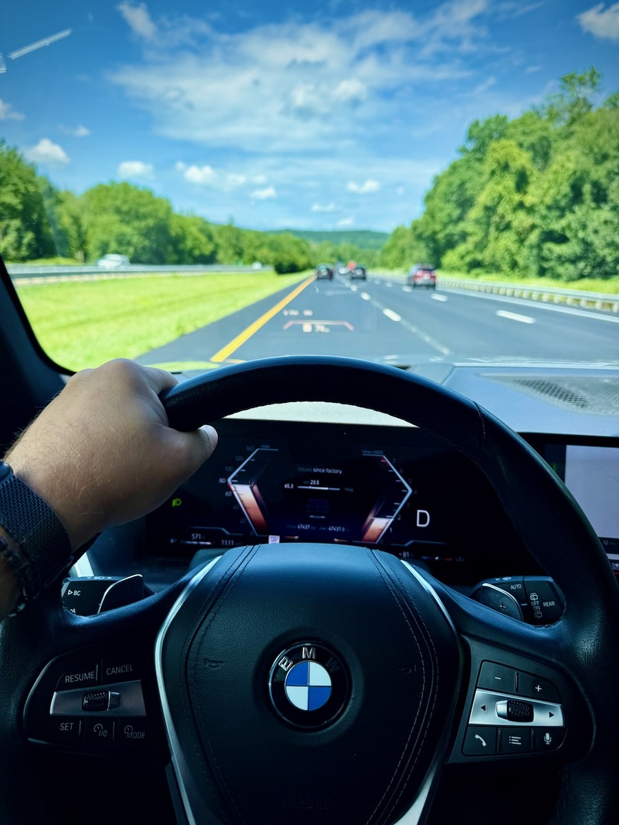 "Крепче за шофёрку держись, баран"(с)🤣