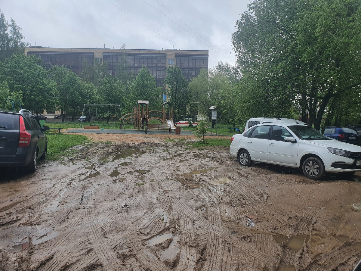 Двор на окраине Смоленска в спальном районе Киселевка - прекрасная трасса для состязаний внедорожников на проходимость и нечеловеческие условия жизни для Смолян. Почувствуйте разницу с Витебском, где все для людей! А в Смоленске для кого?