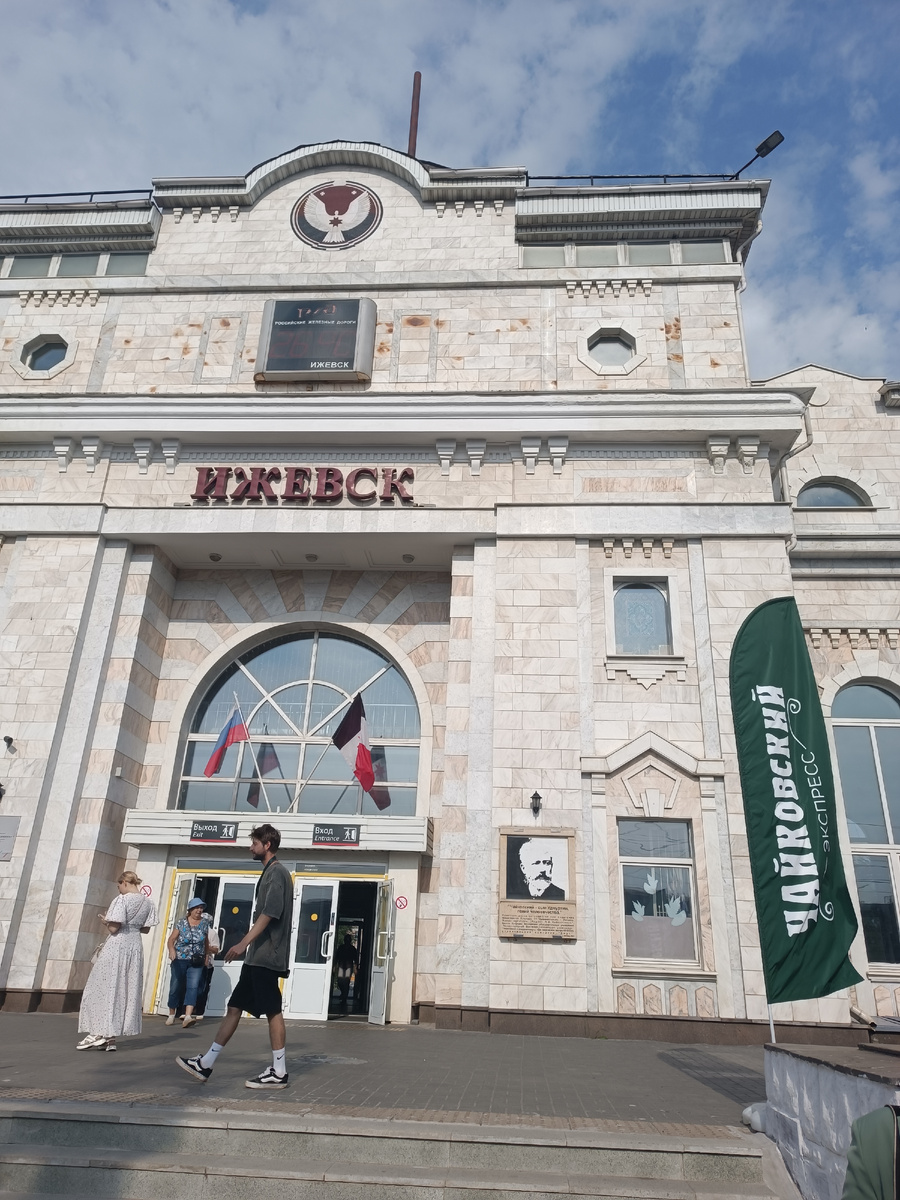 В кадр попал фотограф, сопровождающий нас весь день