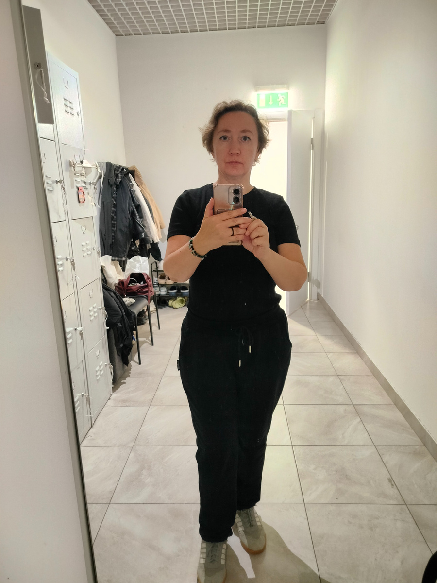 В женской раздевалке перед началом смены