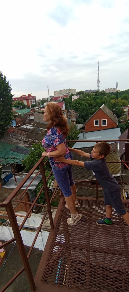 Вид с пожарной лестницы «Д-отеля» на окружающий пейзаж 