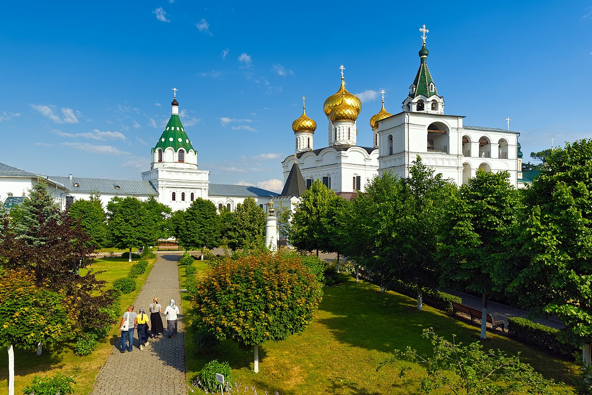 Свято-Троицкий Ипатьевский монастырь Автор: Alexxx1979 https://commons.wikimedia.org/wiki/File:Kostroma._Ipatiev_Monastery_P7150297_2350.jpg
