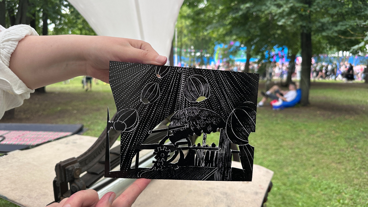 Гравюра на пластике. Локация Лаборатории печатной графики PRINTNONSTOP на фестивале VK Fest 2025 в Москве. Фото: Умный Фломастер