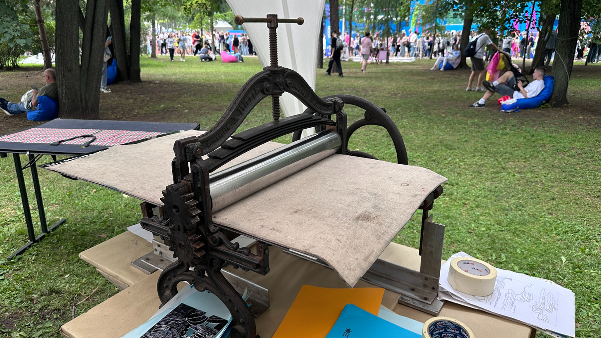 Печатный станок XIX века. Локация Лаборатории печатной графики PRINTNONSTOP на фестивале VK Fest 2025 в Москве. Фото: Умный Фломастер