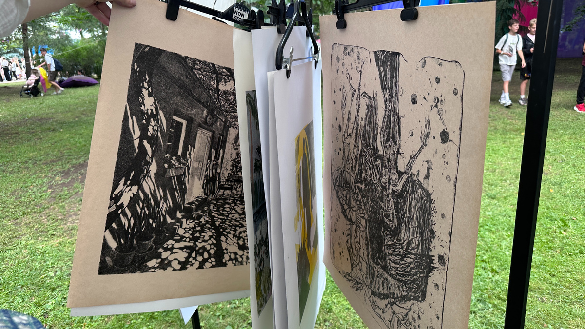 Примеры работ в разных техниках. Локация Лаборатории печатной графики PRINTNONSTOP на фестивале VK Fest 2025 в Москве. Фото: Умный Фломастер