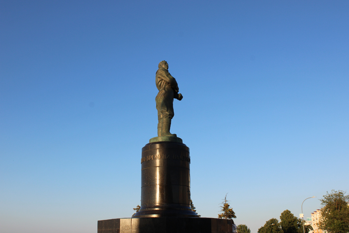 Памятник Валерию Чкалову в Нижнем Новгороде. Фото автора канала