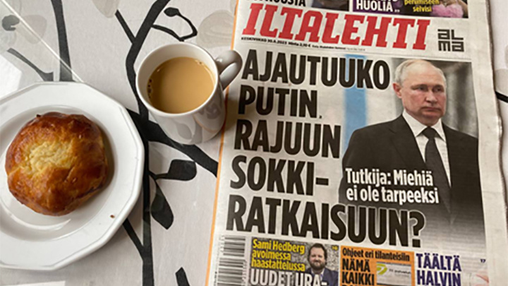   Кости Хейсканен: "У финнов утро начинается с булочки с кофе и жутких новостей о Путине". Заголовок гласит: "Склонится ли Путин к жёсткому шоковому решению?". После чего: "Исследователь: Мужчин недостаточно". ФОТО: Кости Хейсканен