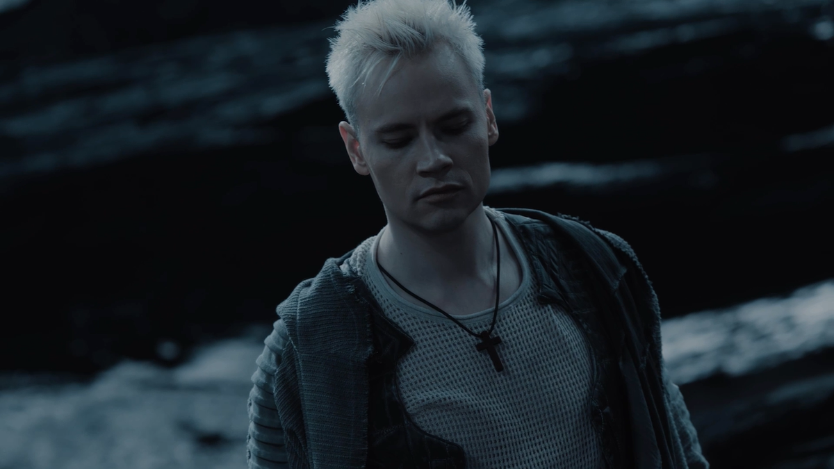 Кадр из клипа "Прямо по сердцу"