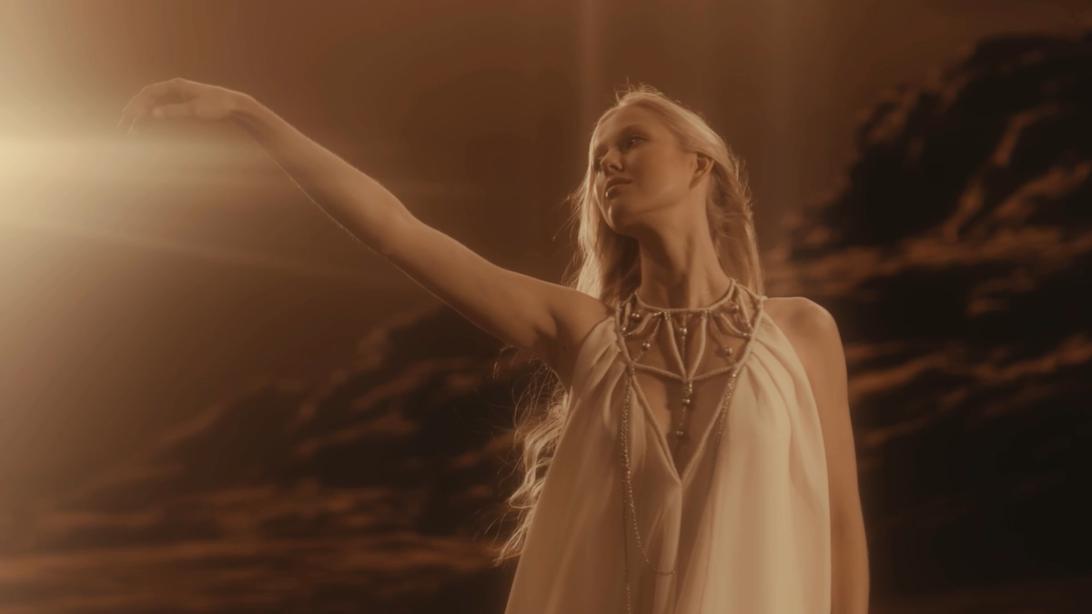 Кадр из клипа "Прямо по сердцу"