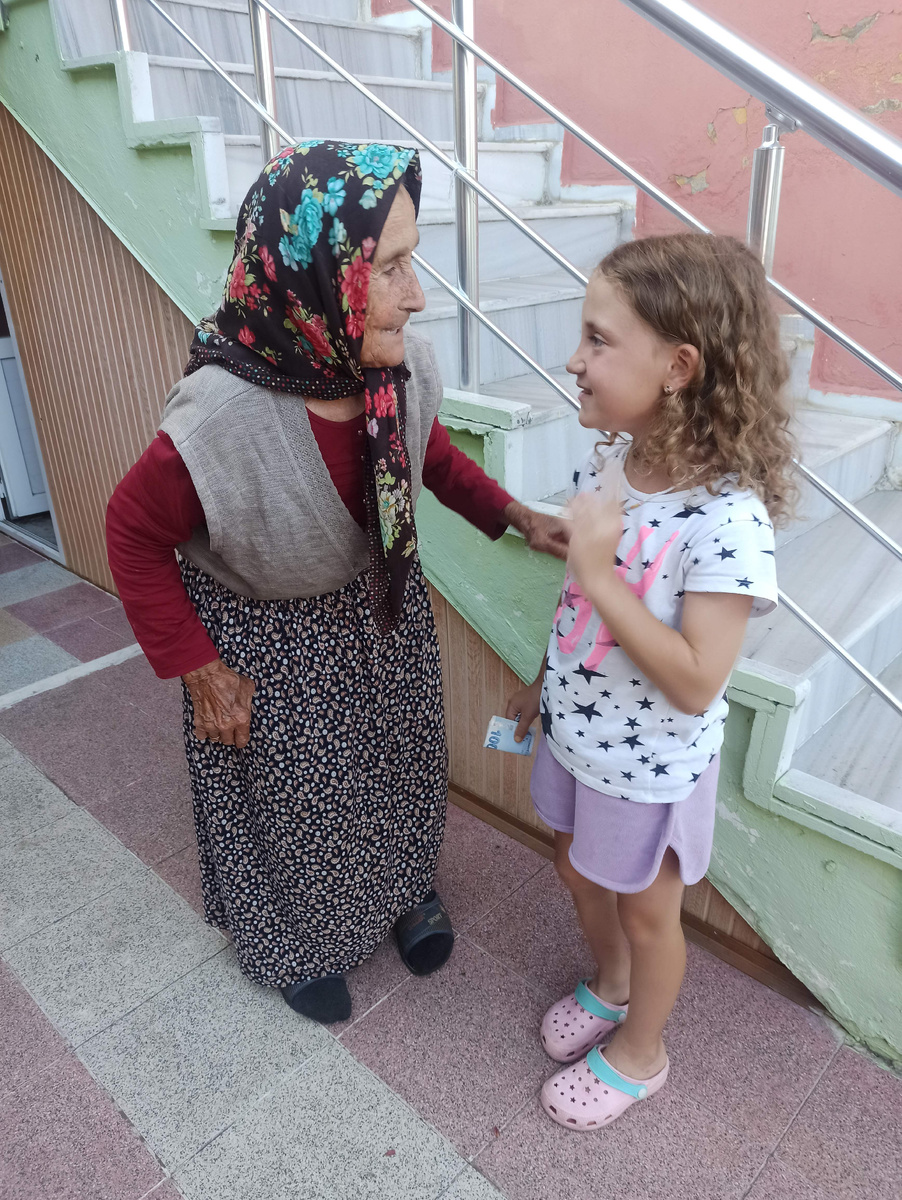 Турецкая прабабушка с правнучкой