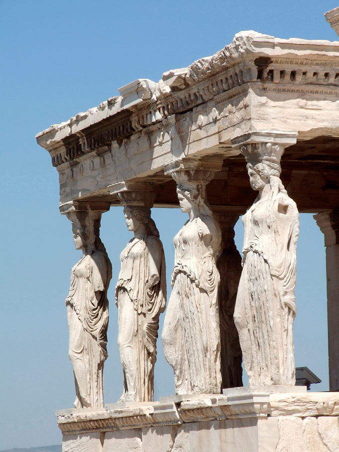 Эрехтейон Кариатид
Эрехтейон, расположенный на Афинском Акрополе к северу от Парфенона, был возведен к концу V века до н.э. Этот комплекс объединяет несколько святилищ, включая одно в честь легендарного афинского царя Эрехтея. Особое внимание привлекает южное кариатидское крыльцо, украшенное шестью статуями девушек, выполняющих роль колонн. В настоящее время на крыльце установлены их современные копии, утратившие первоначальную раскраску. Пять подлинных статуй хранятся в Музее Акрополя, а одна – в Британском музее.
Афины, храм Эрехтейона, кариатидское крыльцо.