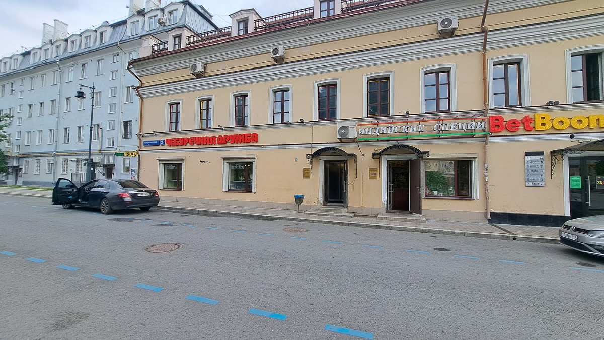 Место проходное - напротив выхода из метро Сухаревская