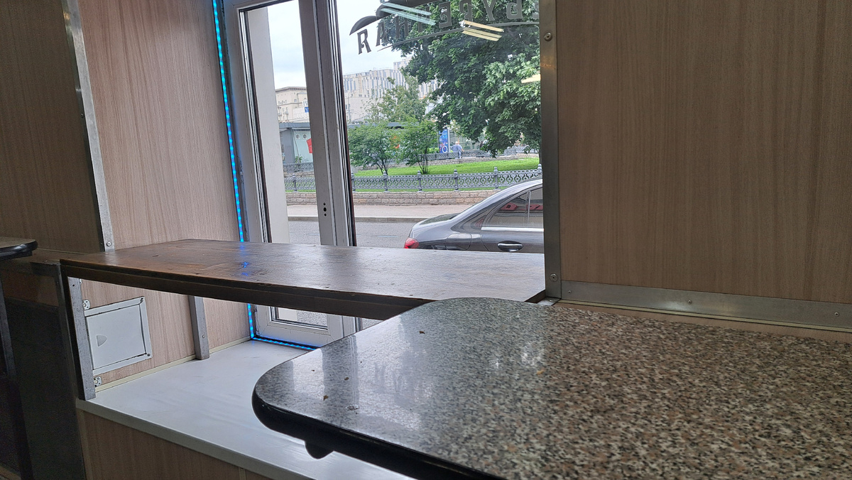 Высокие столы, присесть в зале некуда