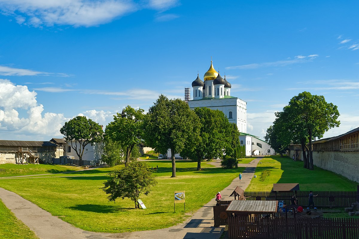 Псковский Кремль Автор: Alexxx1979 https://commons.wikimedia.org/wiki/File:Pskov_Krom_(Kremlin)._Trinity_Cathedral_P7190874_2350.jpg