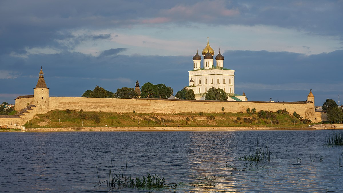 Вид на Псковский кремль Автор: A.Savin  https://commons.wikimedia.org/wiki/File:Pskov_asv07-2018_Kremlin_before_sunset.jpg