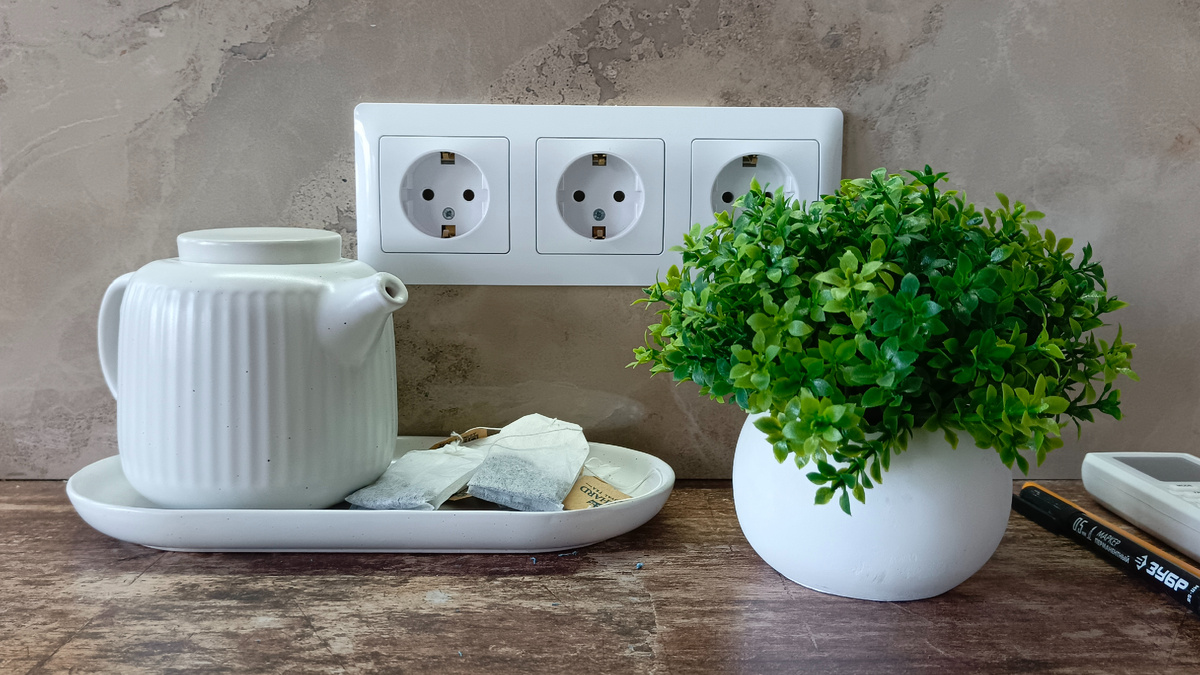 Кухня начинает потихонечку приобретать обжитой вид. На днях уже ужинали с мужем в новом доме, а потом вместе делали зарядку:)