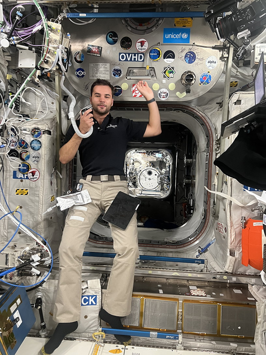 Тибор Капу во время сеанса связи с борта МКС. Фото: nasa.blog.com