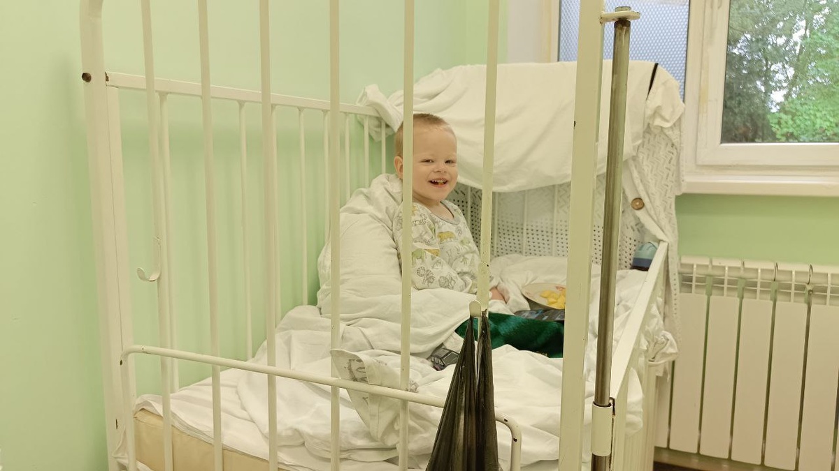 Женя ест яблочко после плотного завтрака