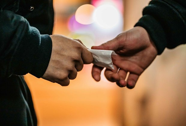    Высокий порог для обмена вызвал отказ пользователей от покупок запрещенных веществ. Фото: Urbazon / Getty Images