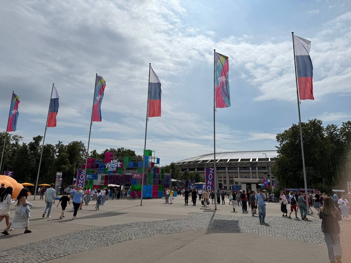 Вход, уже тут людно, а дальше тьма народа