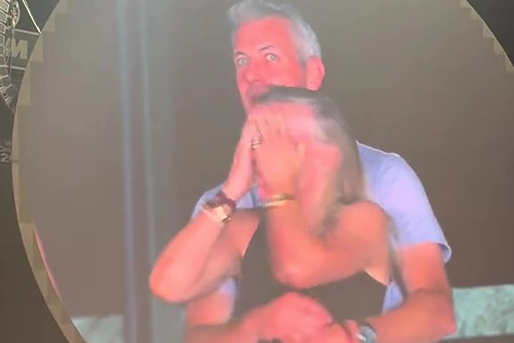    Гнев публики практически обошел стороной Кристин Кэбот, так как женщина официально разведена, но в полную силу ударил по Энди Байрону, так как он женат. Кадр из видео