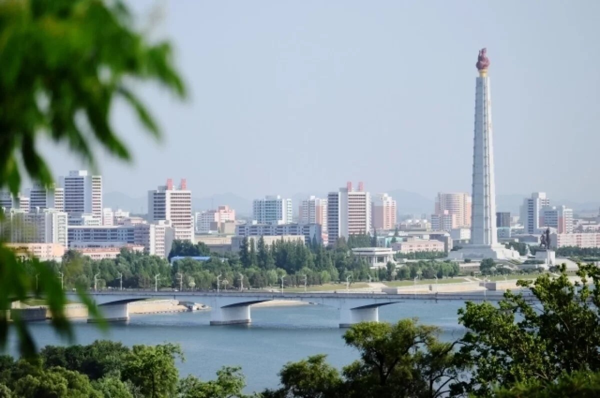    Вид Пхеньяна. На дальнем плане справа: Монумент идей чучхе.