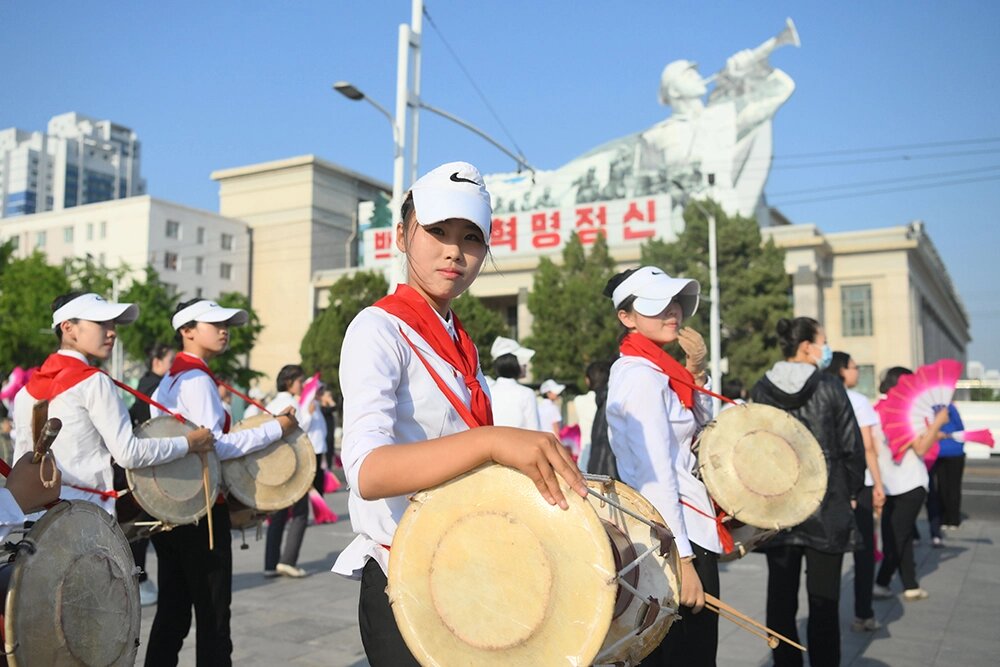    Местные жители готовятся к представлению в столице КНДР. Фото: РИА Новости/ Кристина Кормилицына