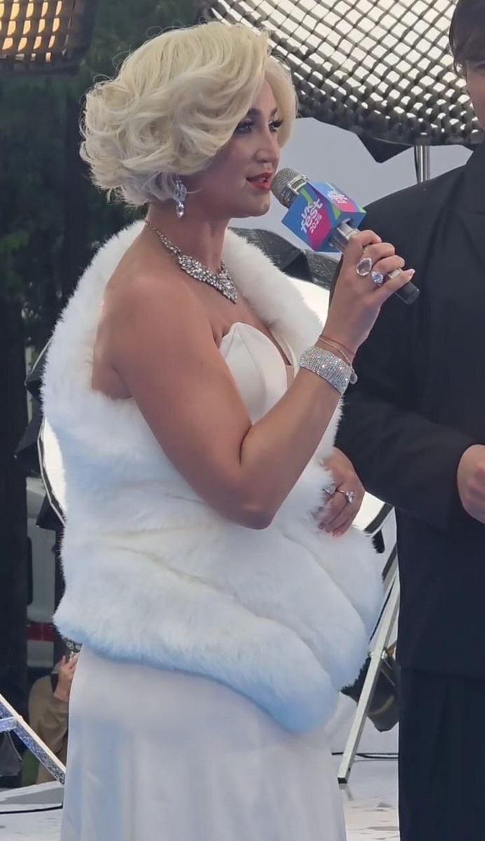 Ольга Бузова в образе Мэрилин Монро