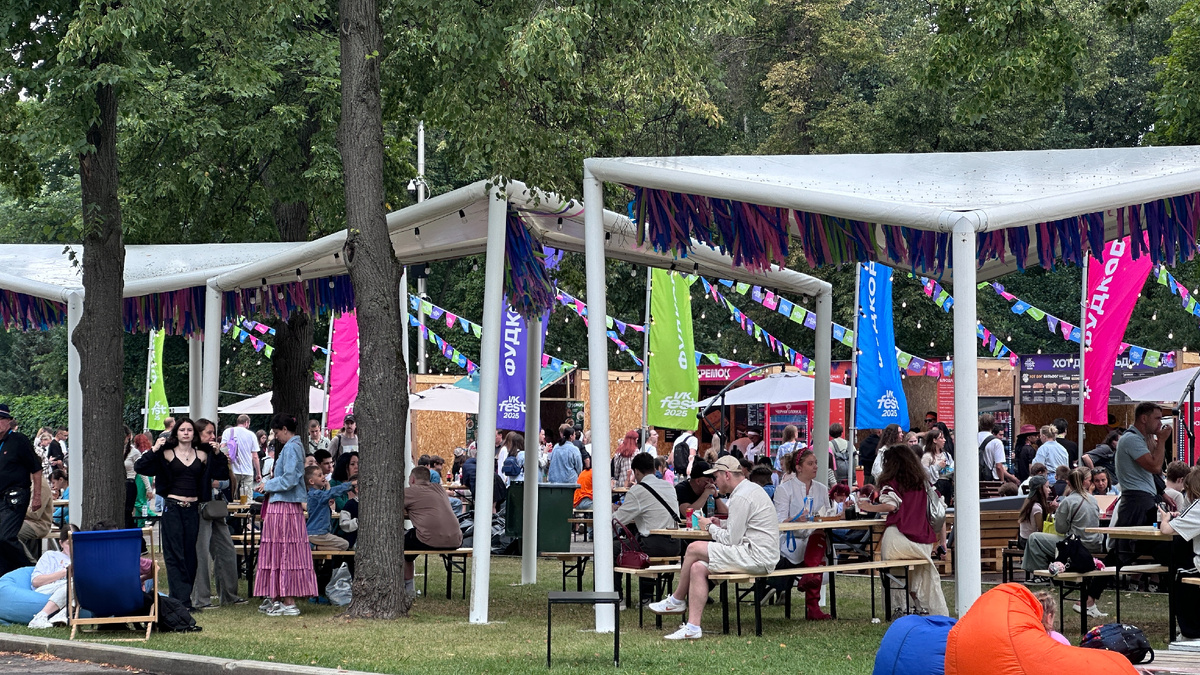 Один из фудкортов на фестивале VK Fest 2025 в Москве. Фото: Ladies Night