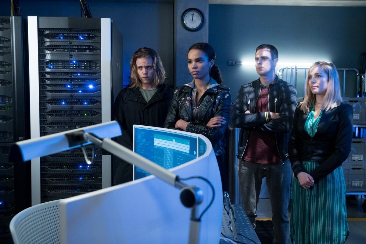 Travelers (2016–2018) / Канада / создатель Брэд Райт / IMDb 8.0