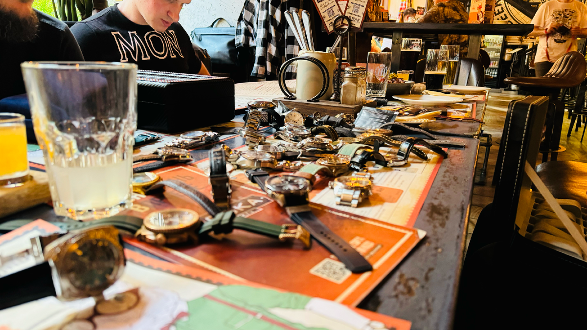 Фото с одной из часовых сходок. Часов, как видите, всегда немало)